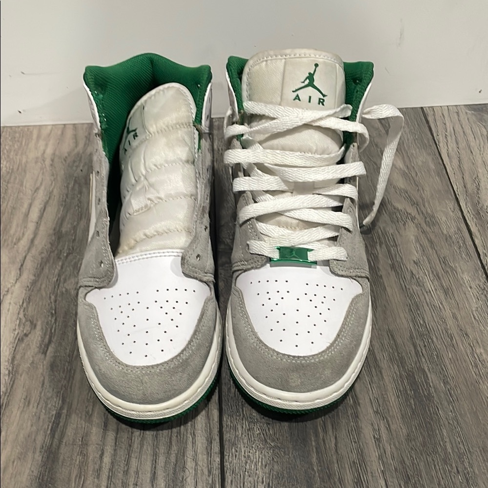 uncreased white soles 5.5 youth suede not stained